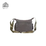 تصویر اختصاصی از نمای جلوی کیف دوشی فوور کد ۰۶-۲۸۰۲ همراه با بند در رنگ سبز