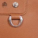 تصویر اختصاصی از جزئیات کیف دستی اداری حاصل ۲۰-۱۷۱ در رنگ عسلی