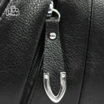 تصویر اختصاصی از جزئیات کیف زنانه دوشی حاصل کد ۱-۱۵۳۵ در رنگ مشکی