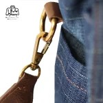 تصویر اختصاصی از نمای جزيیات کیف زنانه دوشی موجیتو کد ۰۰۰۷ در رنگ جین نسکافه‌ای