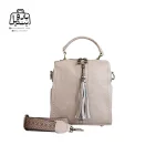 تصویر اختصاصی از نمای جلویی و بند کیف زنانه دوشی موجیتو کد ۷۶۲۲ در رنگ کرم